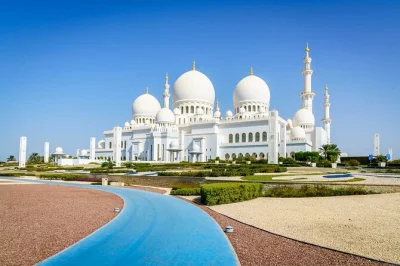 Découvrez la mosquée sheikh zayed et ferrari world lors d’une visite guidée au départ de dubaï. billets d’entrée, transport et conseils locaux inclus. réservez vite.