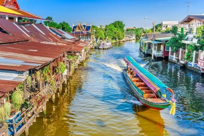 Glissez sur les klongs de thonburi à bangkok en bateau longtail. découvrez maisons sur pilotis, temples au bord de l’eau et vie locale. rendez-vous au quai river city. réservez vite.