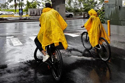 Découvrez panama city à vélo électrique, roulez jusqu’à casco viejo ou la calzada de amador, location flexible avec casque et cape de pluie inclus.