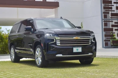 Traslado privado desde hoteles en bávaro al aeropuerto punta cana con recogida temprana, agua fría, wifi y conductor local que sigue tu vuelo para mayor tranquilidad.