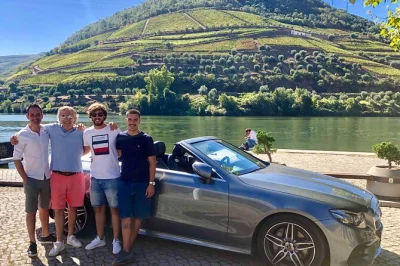 Scopri la valle del douro a bordo di una mercedes cabriolet privata. visita storiche cantine, gusta un pranzo in una vigna di famiglia ed esplora il villaggio di pinhão.