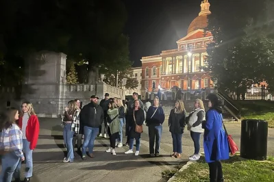 Scopri il lato misterioso di boston con un tour dei fantasmi tra beacon hill e granary burying ground, con soste in bar storici per un drink. gruppi piccoli, storie coinvolgenti e tanto divertimento.