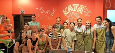 Empieza tu día en phuket con una clase práctica de cocina tailandesa, visita al mercado local y recogida en hotel. aprende recetas auténticas, cocina a tu ritmo y disfruta lo que prepares.