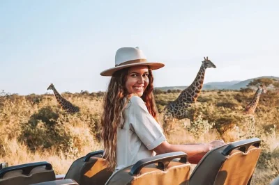 Despierta con el amanecer del karoo, avista elefantes en safaris 4x4 y disfruta un asado local en oudtshoorn. incluye recogida en ciudad del cabo, entradas y alojamiento.