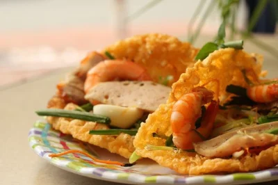 Descubre hue con un guía local, prueba la auténtica comida callejera, pasea por la ciudadela y explora el mercado dong ba. incluye recogida y todas las degustaciones.