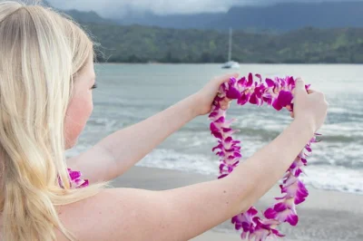 Chegue em kauai e seja recebido com um lei de flores frescas ou de noz kukui no aeroporto de lihue, com foto de lembrança — acessível para cadeirantes e ideal para famílias.
