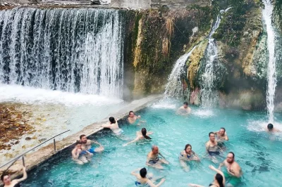 Scopri le sorgenti termali di pozar, passeggia tra le cascate di edessa e gusta un pranzo tradizionale in un villaggio di montagna. trasporto da tessalonica e guida locale inclusi.