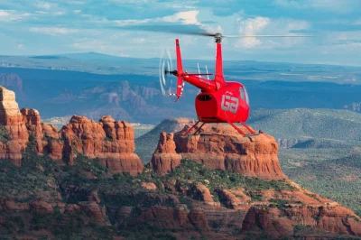 Disfruta un tour en helicóptero por sedona, sobrevolando cathedral rock, cañones y ruinas anasazi de 700 años. incluye bebidas tras el aterrizaje y narración en vivo.