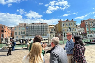 Descubra veneza no almoço com um tour pelo mercado rialto, prove cicchetti, deguste vinhos locais, caminhe pelos canais e campos escondidos. inclui almoço e guia especializado.
