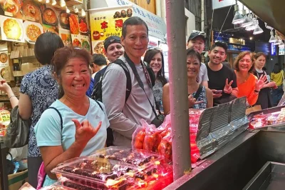 Scopri osaka in bici, assaggia street food tipico e passa davanti al castello di osaka con una guida in inglese. tour di gruppo con pranzo incluso.
