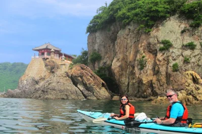 Esplora tomonoura in kayak—visita abuto kannon, l'isola di tashima e assaggia il sake homeishu. escursione guidata con pranzo locale e viste uniche sul mare interno di seto.