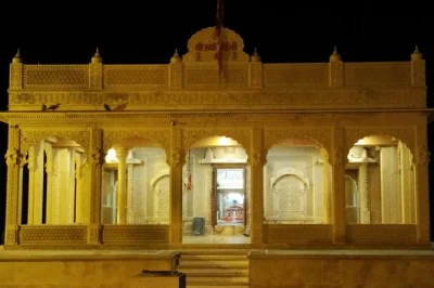 Explorez le fort doré de jaisalmer, les temples jaïns et le vieux bazar avec un local. découvrez patwon ki haveli, savourez un chai avec vue, tout compris.