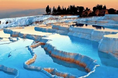 Descubre las terrazas blancas de pamukkale y las ruinas milenarias de hierápolis en esta excursión desde kusadasi o selcuk, con recogida en hotel, entradas y almuerzo incluidos.