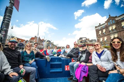 Navegue pelos canais estreitos de amsterdam com guia ao vivo, duas bebidas inclusas e histórias locais. saída central, grupo pequeno e banheiro a bordo.