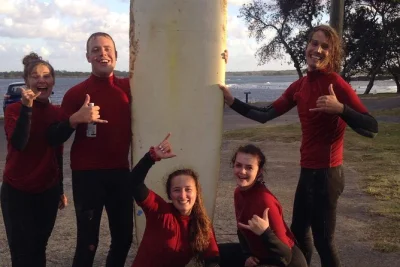 Vivez le surf à byron bay avec un cours en groupe, tout le matériel fourni. tenez-vous debout sur une vague de 40m ou soyez remboursé. crème solaire, combinaisons et eau en bouteille incluses.