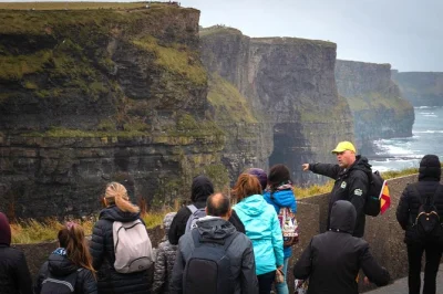 Scopri l’irlanda selvaggia con guida in spagnolo, passeggia sulle cliffs of moher, esplora le vivaci vie di galway e viaggia comodo con trasporto privato.