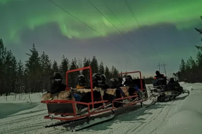 Persiga a aurora boreal em um passeio aconchegante de trenó na lapônia. inclui roupas de inverno, guia especializado e traslado do centro de rovaniemi.