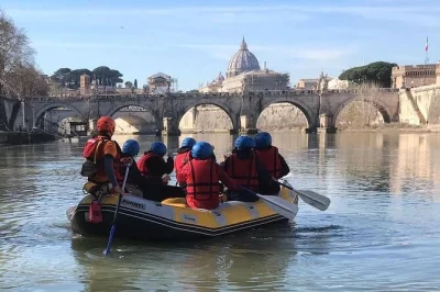 Découvrez rome depuis le tibre en rafting avec un guide local, des histoires passionnantes et un snack romain traditionnel. tout le matériel est fourni—réservez vite votre place.