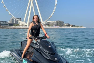 Vivez l’adrénaline d’un tour en jet ski de 2h à dubai, le long de jumeirah beach, bluewaters, atlantis et burj al arab. Équipement sécurité, casiers et guide inclus — réservez vite.