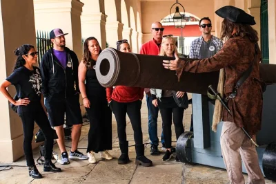Explora el french quarter de nueva orleans con un guía pirata, descubre historias increíbles, recorre jackson square y callejones secretos. incluye todo y es accesible para silla de ruedas.