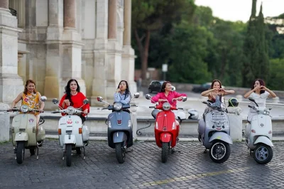 Erlebe rom auf einer klassischen vespa, entdecke das kolosseum, die terrazza del gianicolo und den orangenhain – inklusive 25 profi-fotos und helm.