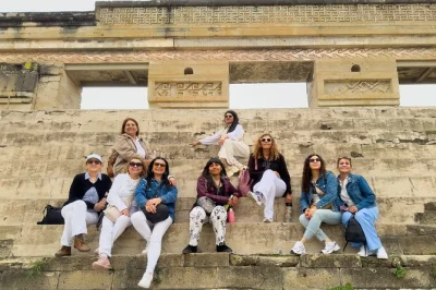 Scopri le cascate pietrificate di hierve el agua, esplora le antiche rovine di mitla e assapora il vero mezcal. include trasporto, guida bilingue e degustazioni locali.