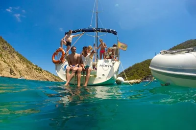 Explore a costa de barcelona em um grupo pequeno, deguste cava local, relaxe com petiscos e aprenda o básico da vela com um skipper experiente. inclui bebidas, petiscos e traslado.