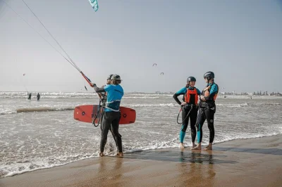 Erlebe den atlantikwind am strand von essaouira mit kitesurf-unterricht für alle levels, frischer ausrüstung und einem freundlichen lokalen team. alles equipment ist für dich dabei.