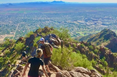 Erlebe die camelback mountain wanderung in phoenix mit zertifiziertem guide. inklusive snacks, wasser und erfrischenden getränken nach dem gipfelsieg.