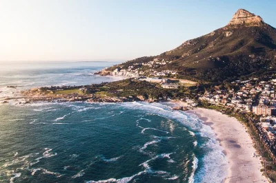 Disfruta de un paseo en helicóptero sobre ciudad del cabo, camps bay, hout bay y table mountain. incluye recogida en v&a waterfront, guía en vivo y brindis con vino espumoso.