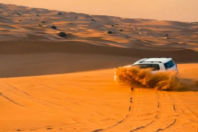 Découvrez un safari d'une journée dans le désert du qatar, sensations fortes en 4x4, baignade à la mer intérieure et dîner buffet dans un camp bédouin. transport privé inclus.