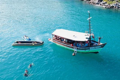 Feel the breeze on arraial do cabo’s waters, swim at prainhas do atalaia, enjoy a family-friendly boat tour with stops for snorkeling, island landings & local snacks.
