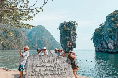 Descubre maya bay con sus arenas blancas, rema en kayak por las cuevas de phang nga y pisa la famosa isla james bond en un tour privado desde phuket con comida incluida.