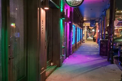 Entdecke new orleans’ french quarter bei einer true crime tour mit echten polizeiberichten und einem lokalen guide. barrierefreie strecke inklusive.