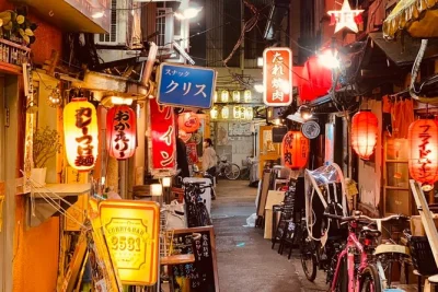 Scopri sangenjaya con locali, assaggia kushikatsu e okonomiyaki alla griglia nei vicoli illuminati dalle lanterne. tre izakaya unici, drink speciali e cena inclusa. orari flessibili.