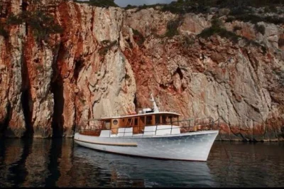 Découvrez hvar en bateau avec une baignade aux rochers rouges, puis laissez-vous porter vers les paisibles criques des îles pakleni. collations, wifi et toilettes à bord inclus.
