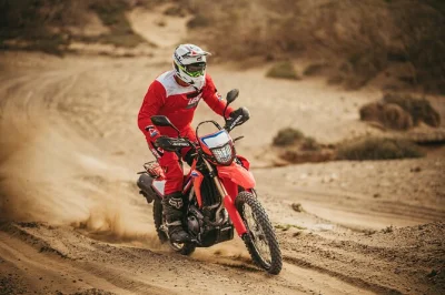 Disfruta de una ruta guiada en moto enduro por el sur salvaje de fuerteventura. recorrerás senderos, probarás comida local y tendrás todo el equipo y entrenamiento incluidos.