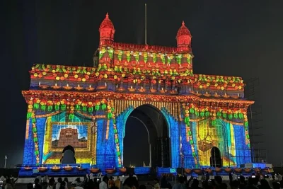 Sinta a energia de mumbai após o anoitecer com um guia local—veja o chhatrapati shivaji terminus iluminado, caminhe pela marine drive, prove petiscos de rua e aproveite o transporte privativo.
