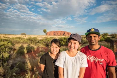 Descubre el corazón rojo de australia con un safari de camping desde alice springs a uluru, kata tjuta y kings canyon. caminatas al amanecer, historias culturales y cenas bajo las estrellas.