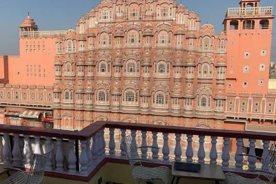 Découvrez jaipur et son fort amber avec un guide privé, entre palais miroirs et marchés animés—transfert hôtel et transport inclus.