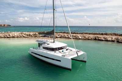 Scopri la riviera maya a bordo di un catamarano bali privato, con cibo preparato da uno chef, bevande premium e attrezzatura per lo snorkeling, accompagnati da un equipaggio locale amichevole. snack e