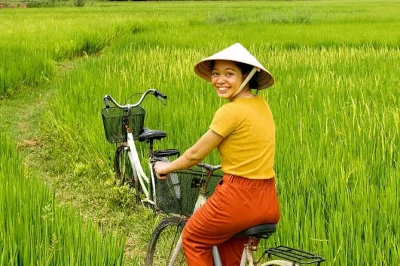 Découvrez la campagne de hoi an à vélo en petit groupe, goûtez les bánh bèo, savourez du vin de riz fait maison et rencontrez des artisans locaux. transfert et guide expert inclus.