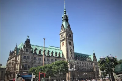 Feel the quiet pulse of hamburg’s historic center on a spanish-language walking tour with locals. see rathaus, speicherstadt & elbphilharmonie. pay what you wish.