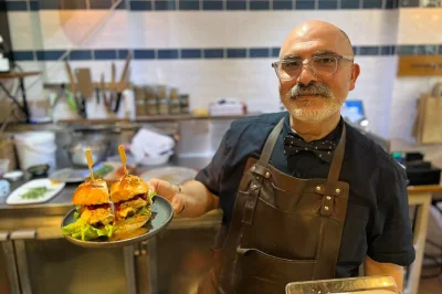 Descubre los sabores de surry hills en sydney con 8 degustaciones, un paseo por oxford street, historias locales y bebidas incluidas. tour en grupo pequeño solo para adultos.