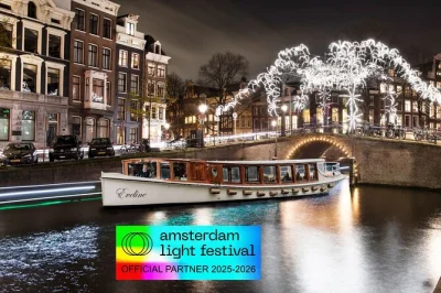 Viva a magia dos canais de amsterdam à noite com um passeio de barco aquecido no light festival. deguste vinho quente, chocolate quente, petiscos e admire mais de 20 obras de arte iluminadas.