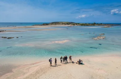 Descubre creta con una excursión privada: arena rosa en playa elafonisi, cata de miel y almuerzo en pueblo, todo con conductor local y a tu ritmo.
