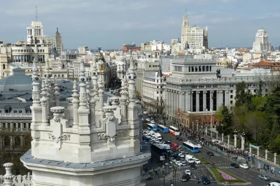 Descubre los secretos de madrid en un tour privado a pie. visita el palacio real, gran vía, puerta del sol y más con un guía local. accesible para sillas de ruedas.