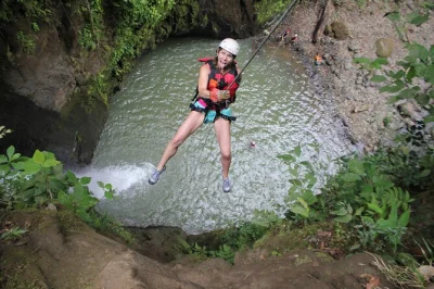 Vivi il canyoning e i salti dalle cascate a la fortuna. rappel, tuffi e nuotate in piscine naturali con guide esperte. gruppi piccoli, pranzo incluso.