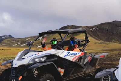Disfruta de un paseo en buggy de 1 hora en islandia. conduce por caminos de grava, visita cascadas y explora la naturaleza salvaje cerca del campamento base brú. equipo incluido. reserva ya.