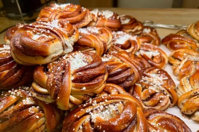 Let yourself wander stockholm’s old town with a local guide, taste 7 classic swedish dishes, and end with a slice of princess cake. includes all tastings and walking between stops.